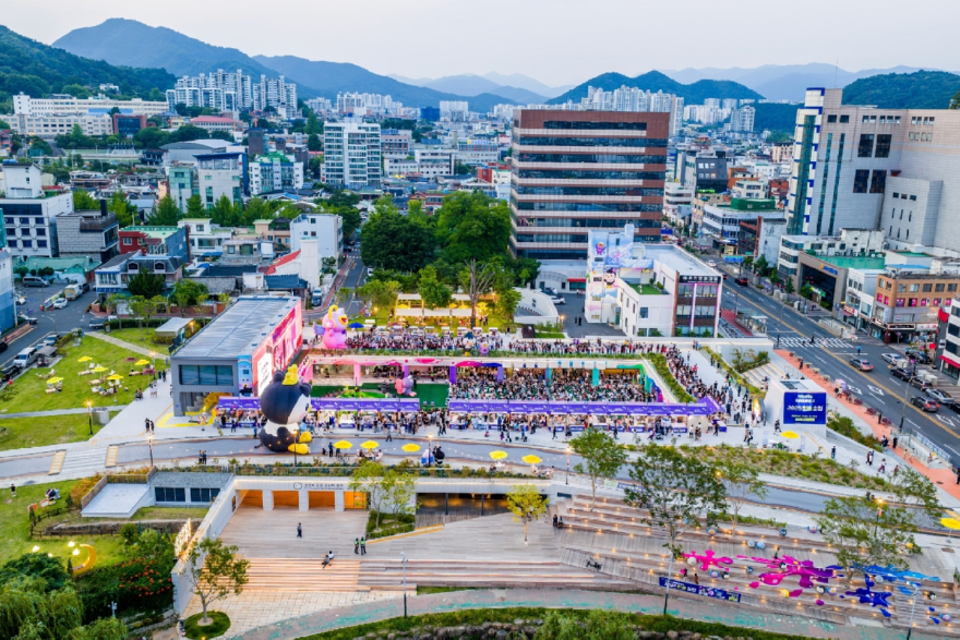 1 지난 13일부터 14일까지 남문터광장과 원도심 일원에서 열린 ‘2026 원츠 순천’ 행사장을 찾은 시민과 관광객들.jpg