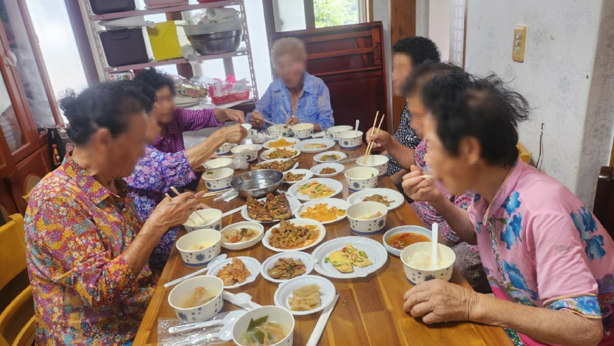 4.지난 4일 덕동마을경로당에서 어르신들이 점심 한 끼 나누기를 하고있다.jpg